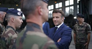 Emannuel Macron en discussion avec les militaires qu’il ne compte fixer “aucune limite” ni “aucune ligne rouge”