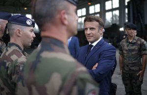 Emannuel Macron en discussion avec les militaires qu’il ne compte fixer “aucune limite” ni “aucune ligne rouge”