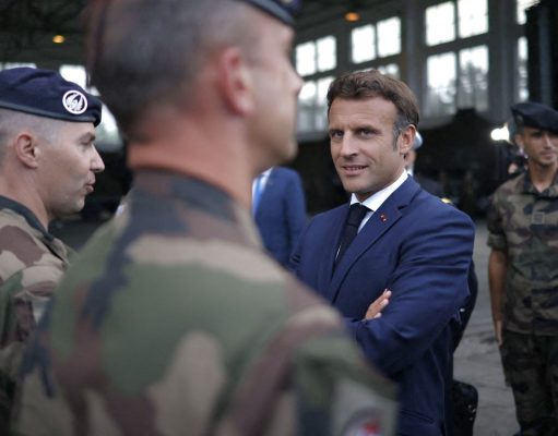 Emannuel Macron en discussion avec les militaires qu’il ne compte fixer “aucune limite” ni “aucune ligne rouge”