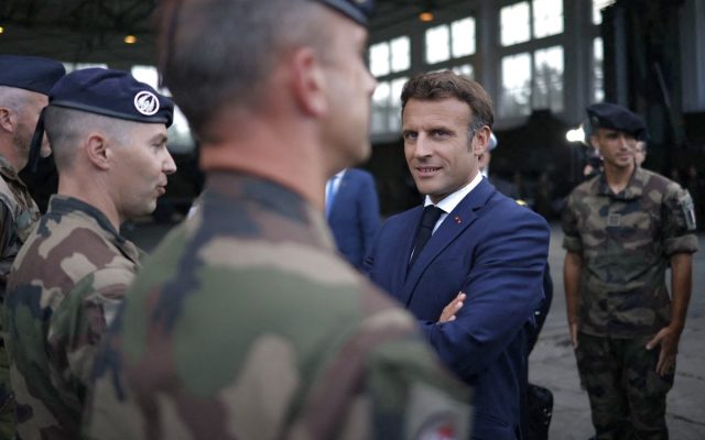 Emannuel Macron en discussion avec les militaires qu’il ne compte fixer “aucune limite” ni “aucune ligne rouge”