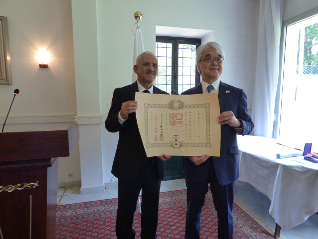 1 Photo à gauche M. directeur de l’opéra d’Alger Abdelkader Bouazzara à droite Ambassadeur du Japon à Alger remise de la décoration