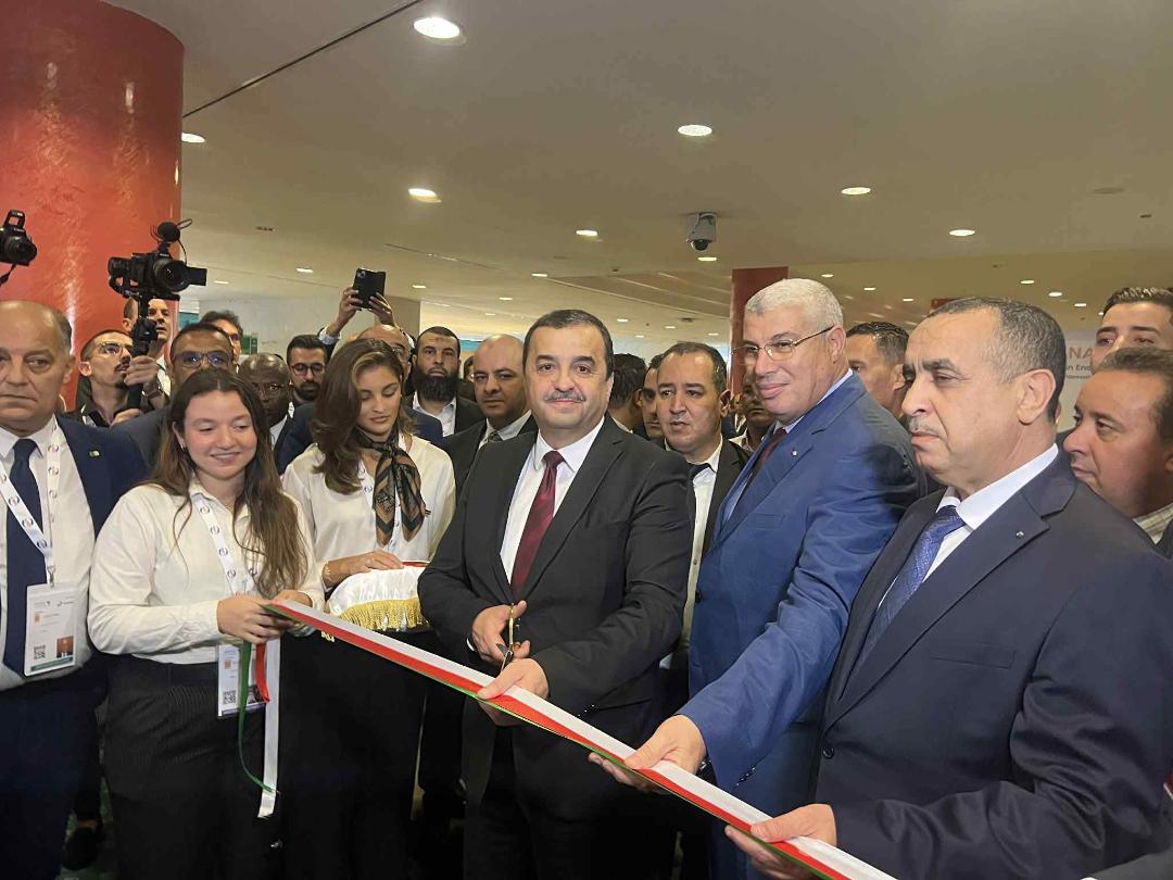 Ministre d’État, En présence du ministre des Hydrocarbures et des Mines, Arkab, et de L' ambassadeur saoudien en Algérie.