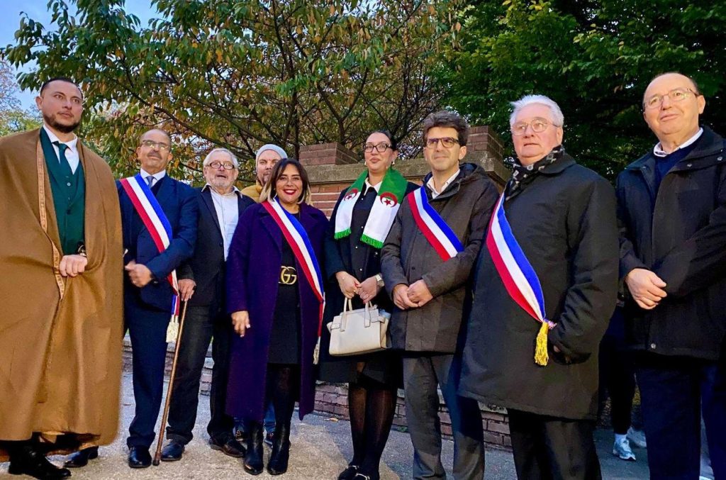 Commémoration au square NelsonMandela dépôt d’une gerbe de fleurs au pied de la plaque des Algériens victime des massacres du 17101961