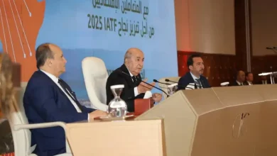 Le Président de la république algérienne, A Tebboune, à sa droite le premier Ministre et à sa gauche Kamel Moula