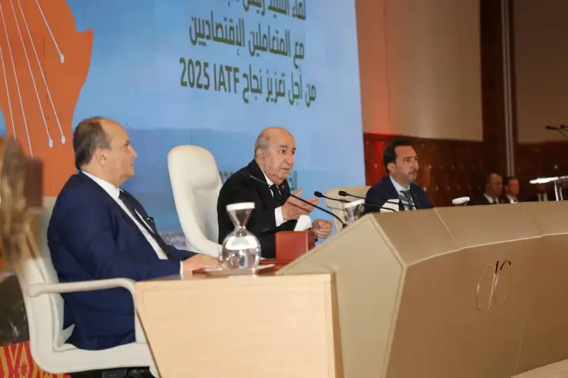 Le Président de la république algérienne, A Tebboune, à sa droite le premier Ministre et à sa gauche Kamel Moula