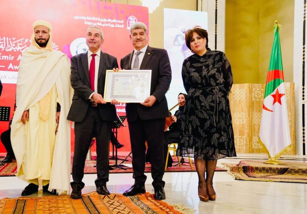 Remise de prix à M. Ahmed Bensaada, Physicien, chercheur, auteur